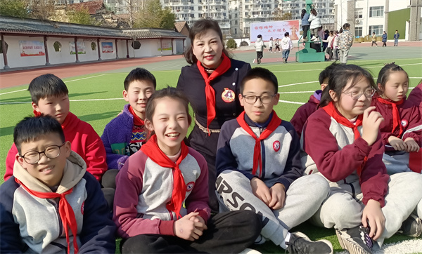 进学校关爱留守儿童.jpg